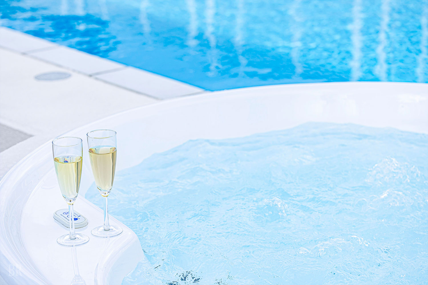 中庭プールと屋外温水ジャグジー